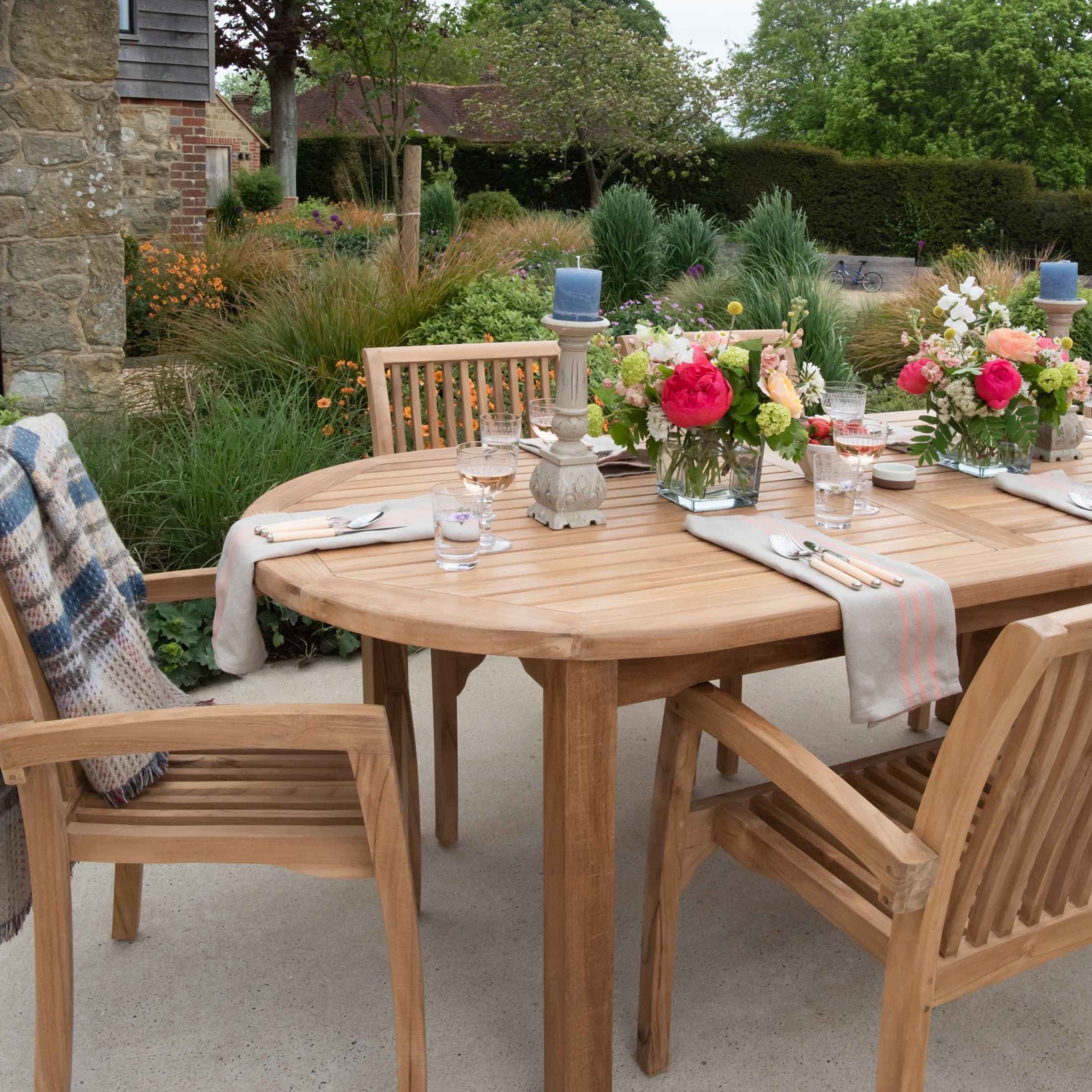 Lily Oval Table